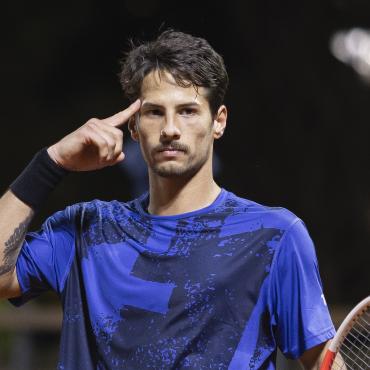 Imagen de Justo sorprendió a Ficovich en el inicio del main draw del YPF Buenos Aires Challenger presentado por La Roche - Posay